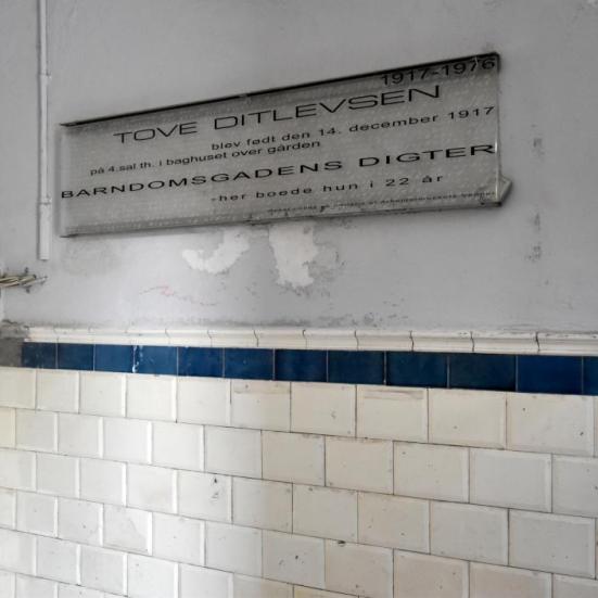 Mindetavle i en port