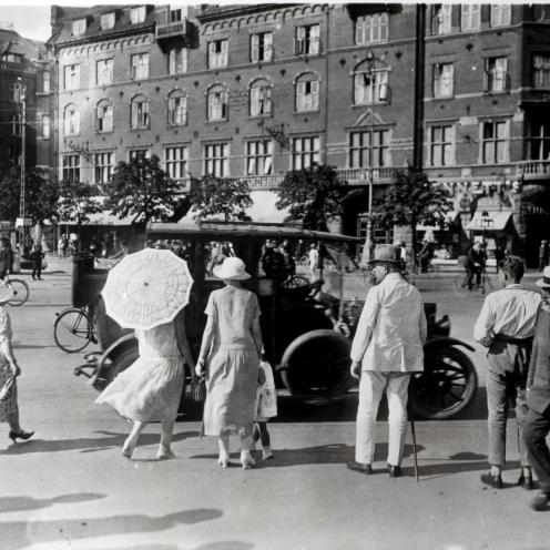 Rådhuspladsen i 1920 med mennesker, cykler og biler.
