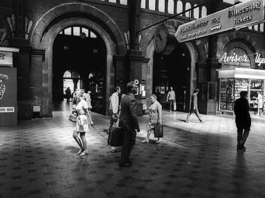 Folk på vej gennem Hovedbanegården